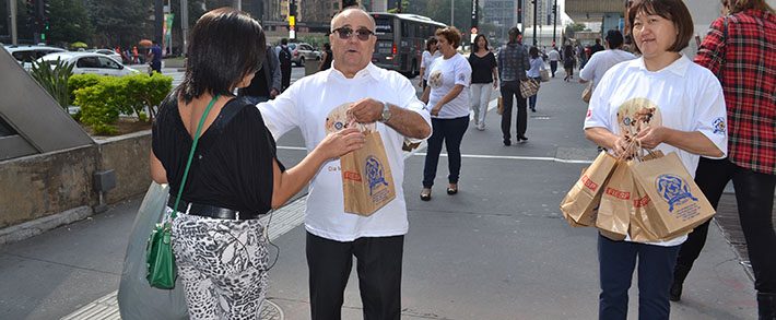 Sampapão comemora Dia Mundial do Pão em frente ao prédio da FIESP